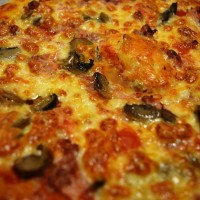 Pizza prosciutto cotto, funghi e salsiccia