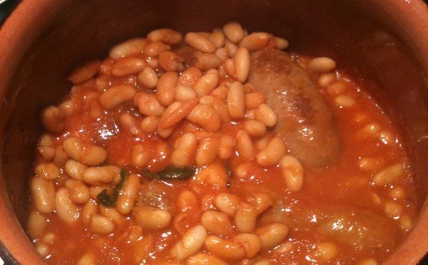 FAGIOLI ALL’UCCELLETTO CON  SALSICCE